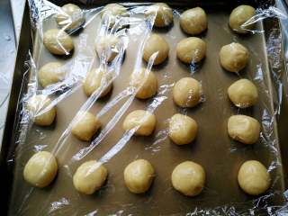 11、 广式五仁月饼蜂蜜版（不用转化糖浆）,将静置好的月饼皮面团平均分成25份，搓圆