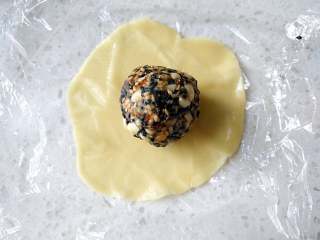 13、 广式五仁月饼蜂蜜版（不用转化糖浆）,放上一个馅