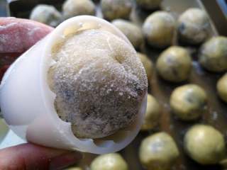 15、 广式五仁月饼蜂蜜版（不用转化糖浆）,表面均匀沾上面粉，用月饼模印出花纹