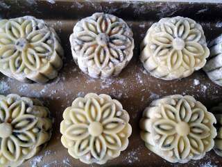 16、 广式五仁月饼蜂蜜版（不用转化糖浆）,摆入烤盘，表面喷水