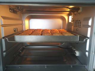 17、 广式五仁月饼蜂蜜版（不用转化糖浆）,放入预热好的烤箱中层上下为180度