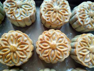 19、 广式五仁月饼蜂蜜版（不用转化糖浆）,再次放入烤箱，转165度烘烤15分钟，表面上色均匀后即可出炉