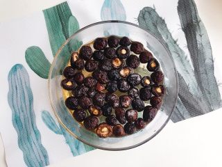 2、“粽”情于你：糯米灌鸭蛋,干香菇冲洗干净后加入适量食盐用温开水浸泡（加入食盐能充分释放出香菇的香气）