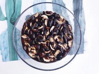 3、“粽”情于你：糯米灌鸭蛋,泡好的香菇用剪刀剪成小块备用