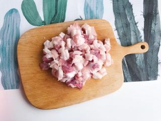 4、“粽”情于你：糯米灌鸭蛋,五花肉切成小丁备用（裹粽子的肉一定要选择五花肉，肥瘦相间的最好）