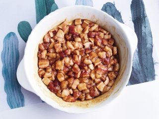 5、“粽”情于你：糯米灌鸭蛋,将所有调味料搅拌均匀 腌制入味