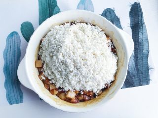 6、“粽”情于你：糯米灌鸭蛋,将泡发好的糯米倒入腌制好的肉丁上