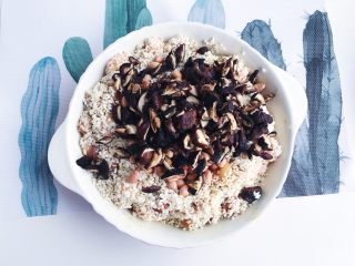 7、“粽”情于你：糯米灌鸭蛋,放入香菇丁和花生