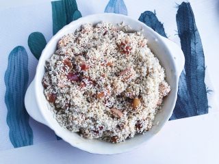 8、“粽”情于你：糯米灌鸭蛋,所有食材混合搅拌均匀