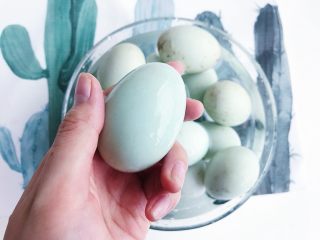 9、“粽”情于你：糯米灌鸭蛋,将鸭蛋泡水表面清洗干净