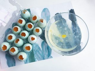 10、“粽”情于你：糯米灌鸭蛋,小心翼翼地将鸭蛋顶部戳开一个小口，将蛋清蛋白分离（如果不喜欢蛋黄可以只留蛋壳，蛋清可以蒸也可以滑汤或者炖，反正不能白白浪费）