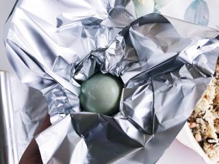 13、“粽”情于你：糯米灌鸭蛋,取出适合大小的锡纸将鸭蛋裹紧