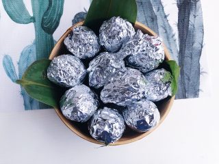 14、“粽”情于你：糯米灌鸭蛋,裹好锡纸的鸭蛋均匀的摆在笼屉。