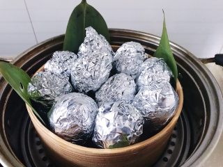 15、“粽”情于你：糯米灌鸭蛋,大火烧开上汽后放入蒸锅 全程大火烧开 煮至两小时后取出其中一个检测是否蒸熟中途要添加好几次水 防止烧干 还有也可以使用高压锅 高压锅可以减少一半的时间 比较那玩意有些吓人 不是太敢用）