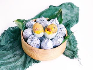 16、“粽”情于你：糯米灌鸭蛋,煮好的糯米鸭蛋“粽”轻轻剥开壳 香气扑鼻而来