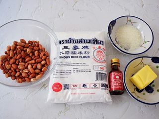 1、小猪花生流沙汤圆,准备好材料