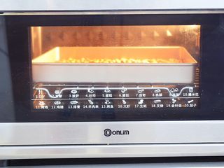 2、小猪花生流沙汤圆,花生洗净晾干后放入东菱烤箱上下火150度，中层烤10分钟