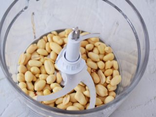 3、小猪花生流沙汤圆,烤好取出去皮放入东菱绞肉机杯中