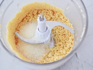 5、小猪花生流沙汤圆,加入白糖