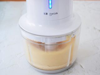 6、小猪花生流沙汤圆,继续搅打均匀