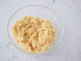 7、小猪花生流沙汤圆,倒入容器中