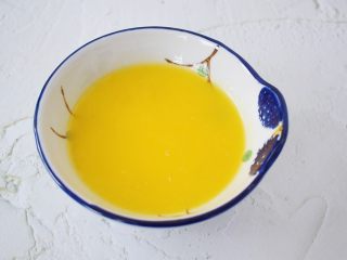 8、小猪花生流沙汤圆,黄油隔水融化