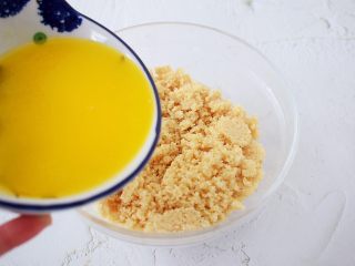 9、小猪花生流沙汤圆,把黄油倒入花生中搅拌均匀