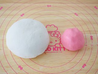 11、小猪花生流沙汤圆,糯米粉分成两份，一份200克加入开水160克揉成光滑的白色面团，一份50克加入红丝绒液和开水40克揉成光滑的粉色面团备用