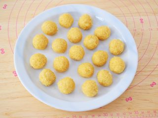 12、小猪花生流沙汤圆,从冰箱取出花生馅，分成10克为一份揉圆备用