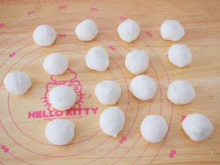 13、小猪花生流沙汤圆,白色面团分成20克为一份揉圆备用