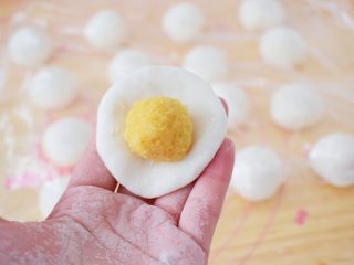 14、小猪花生流沙汤圆,取一个白色面团按扁，中间放入花生馅