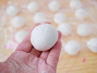 15、小猪花生流沙汤圆,利用虎口慢慢收口，然后揉圆备用
