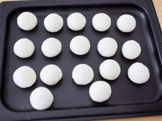 16、小猪花生流沙汤圆,依次做好所有的汤圆