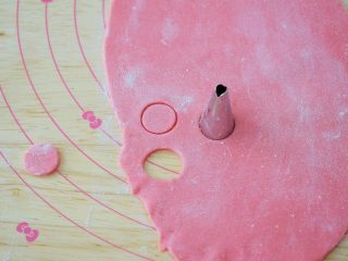 17、小猪花生流沙汤圆,现在准备做猪鼻子和耳朵，粉色面团用擀面杖擀薄，再用裱花嘴压出圆形