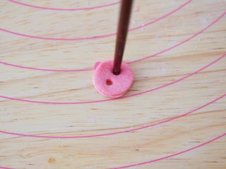 18、小猪花生流沙汤圆,然后取一片圆形，用筷子扎出猪鼻孔，如图