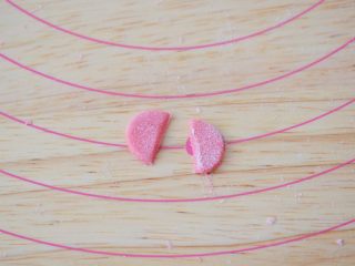 19、小猪花生流沙汤圆,再取一片圆形，从中间切开