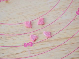 20、小猪花生流沙汤圆,再对半切开，就是一个圆形切成四份。如图