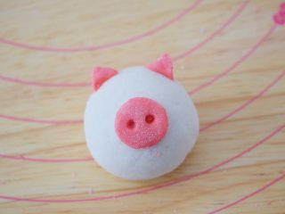 21、小猪花生流沙汤圆,取一个包好的汤圆，把猪鼻子和耳朵沾上水装上