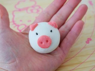 22、小猪花生流沙汤圆,然后再用黑芝麻装上当眼睛，黑芝麻最后用筷子压入面团中，这样煮时才不会掉下来