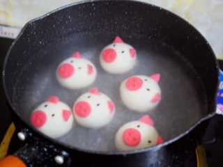 24、小猪花生流沙汤圆,锅中倒入适量的清水，大火烧开，放入小猪汤圆，煮至汤圆漂浮起来即可。煮时记得要时不时铲动一下汤圆，免得糊在锅底