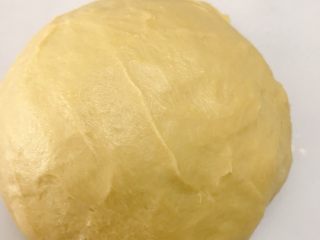 3、南瓜小布利,取出面团，滚圆成光滑面团，这个面团虽然湿润，但是手感非常好并且是不粘手的。