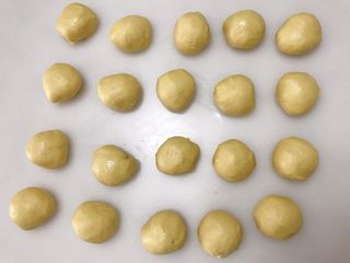 4、南瓜小布利,分成30克左右一个，滚圆。