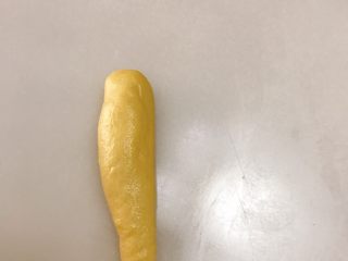 5、南瓜小布利,搓成水滴状。