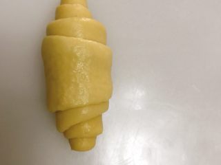 7、南瓜小布利,擀得越长，卷起后的层次就越多。