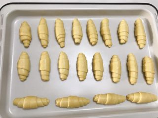 8、南瓜小布利,收口往下放入烤盘。小布利之间留一些空隙，烘烤后会膨胀。