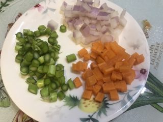 2、东南亚风味-咖喱肥牛凤梨饭团,芦笋、胡萝卜和洋葱洗净切丁