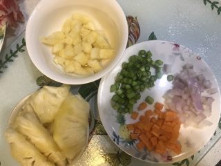 3、东南亚风味-咖喱肥牛凤梨饭团,凤梨去皮，取1/4个，中间部分切丁，其余切厚片