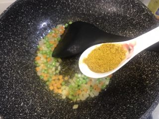 5、东南亚风味-咖喱肥牛凤梨饭团,放入两汤匙咖喱粉