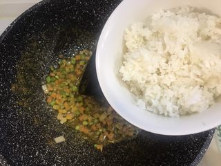 6、东南亚风味-咖喱肥牛凤梨饭团,倒入剩米饭翻炒均匀