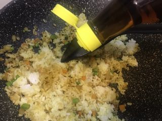 7、东南亚风味-咖喱肥牛凤梨饭团,倒入少许鱼露